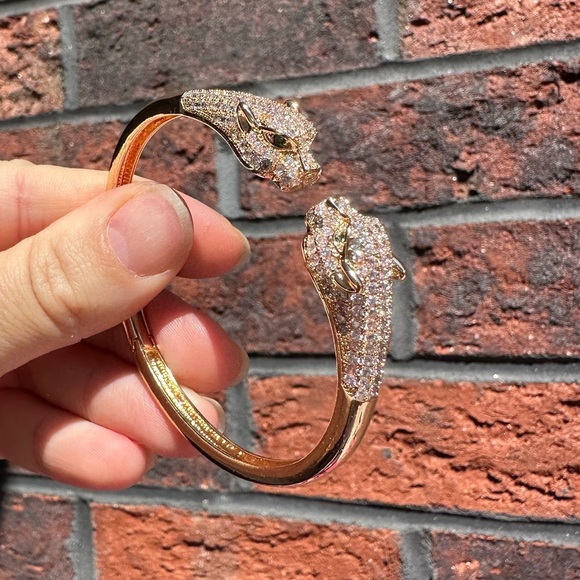 Panthere Crystal Head Encrusted Bangle Bracelet - Picture 14 of 17